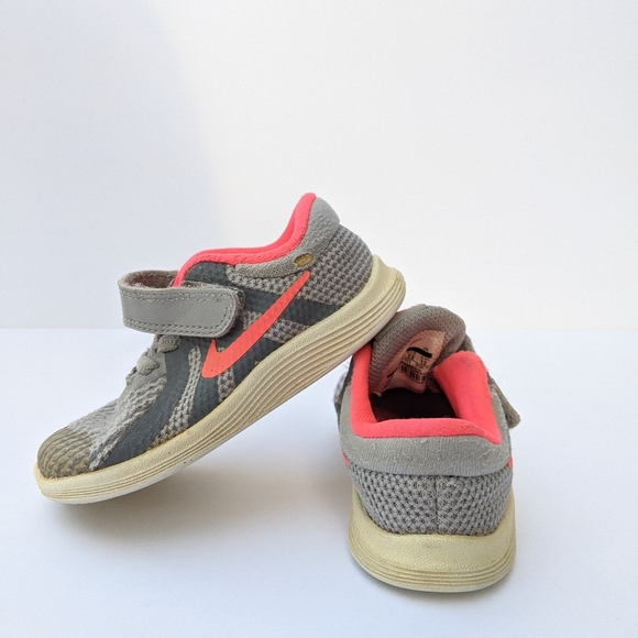 Nike Revolution Toddler Shoes Wolf Grey Pink - Picture 2 of 9